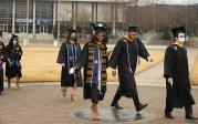 <a href='http://onjp.ngskmc-eis.net'>最靠谱的网赌软件</a>'s commencement exercises are filled with inspiration and moments of joy as graduates walk across the seal on Kaufman Mall. 图Chuck Thomas/ODU