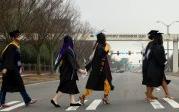 Excited, soon-to-be-graduates make their way to Chartway Arena. 图Chuck Thomas/ODU